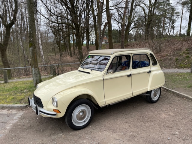 Oldtimer mieten Dresden Citroen Dyane unterwegs